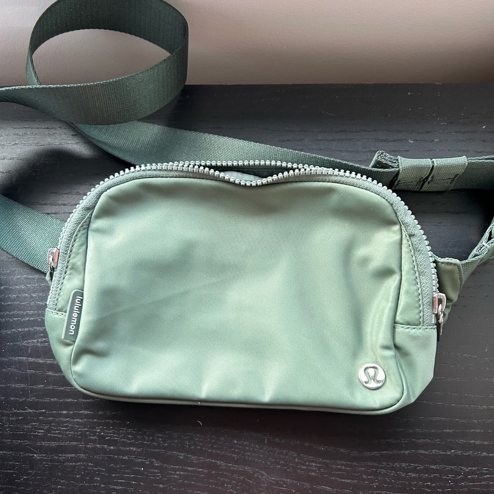 LULULEMON- Everywhere Belt Bag Large 2L in Green